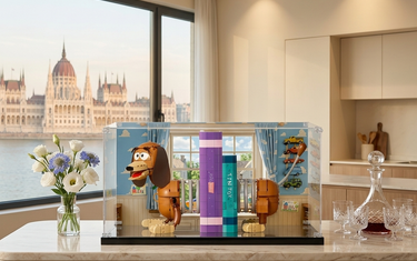 Displaying Childhood Magic: The Complete Guide to the LEGO® Toy Story Slinky Dog Bookends (43301)