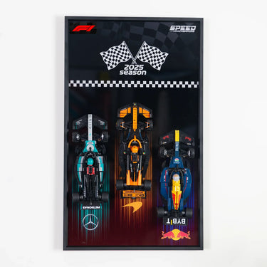 Seinäteline, joka on yhteensopiva LEGO® Speed Champion F1 -auton (1:32) Triple Racer 2025 kanssa